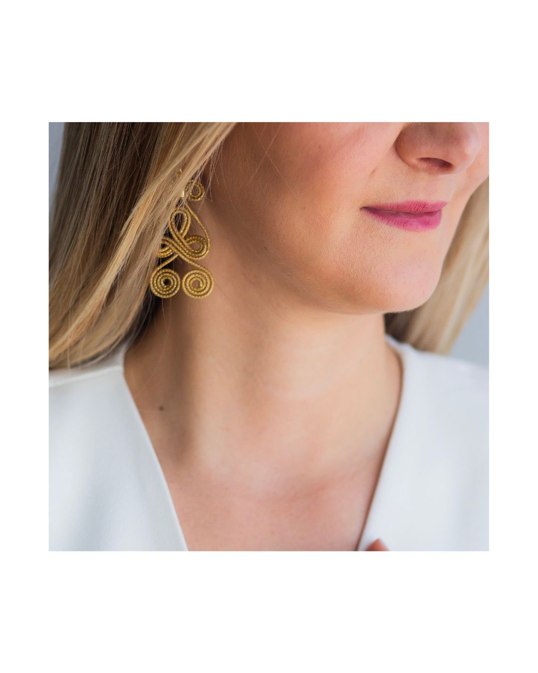 Golden Grass Earring with Organic Design and Elegant Curves