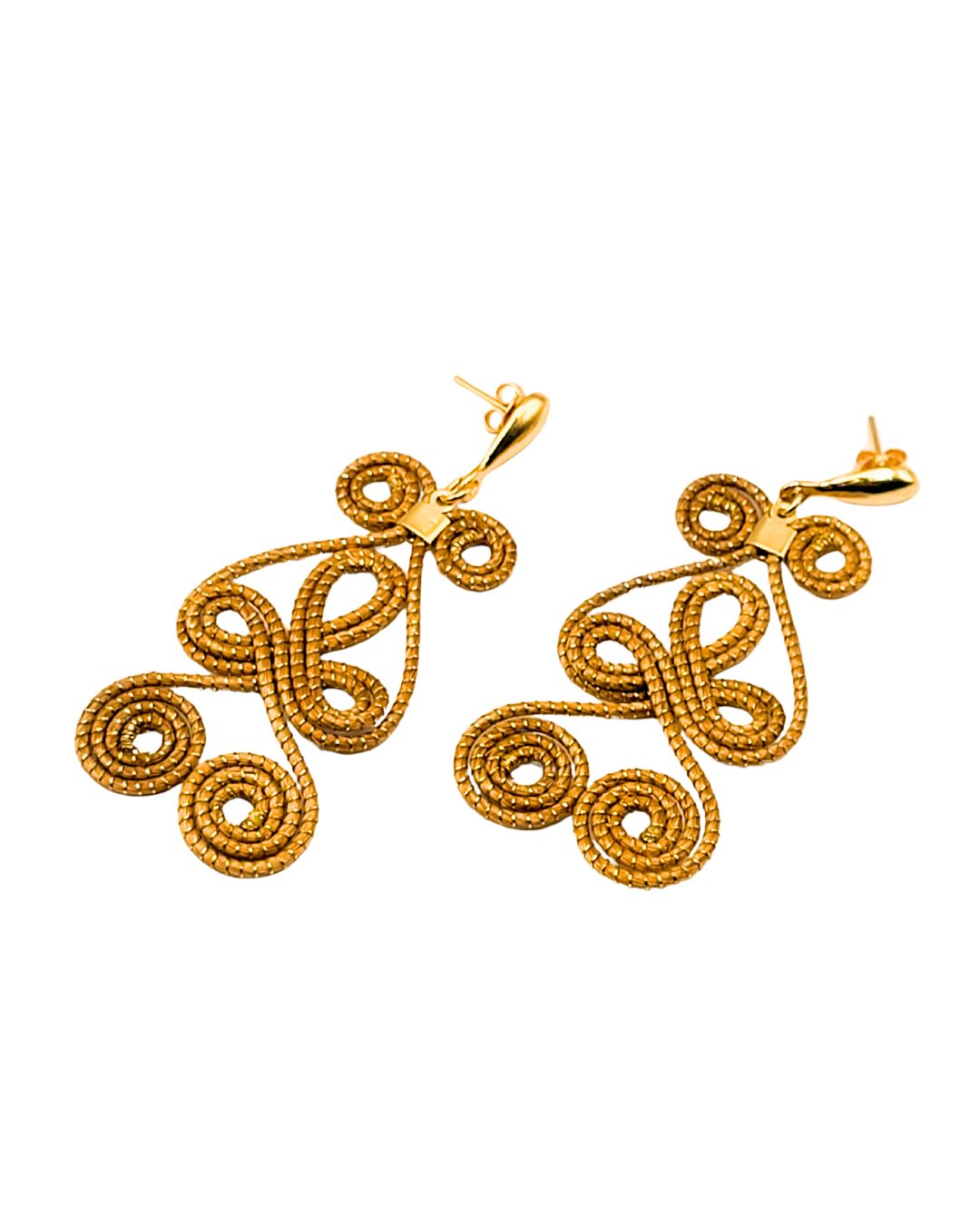 Golden Grass Earring with Organic Design and Elegant Curves