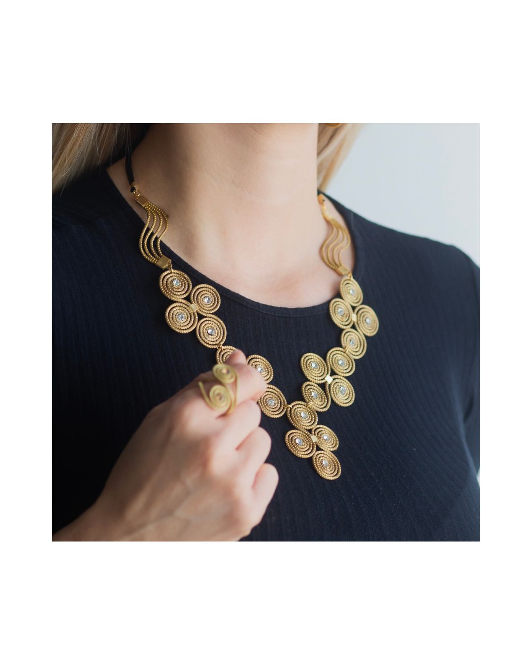 Golden Grass Necklace with Circles and Golden Details